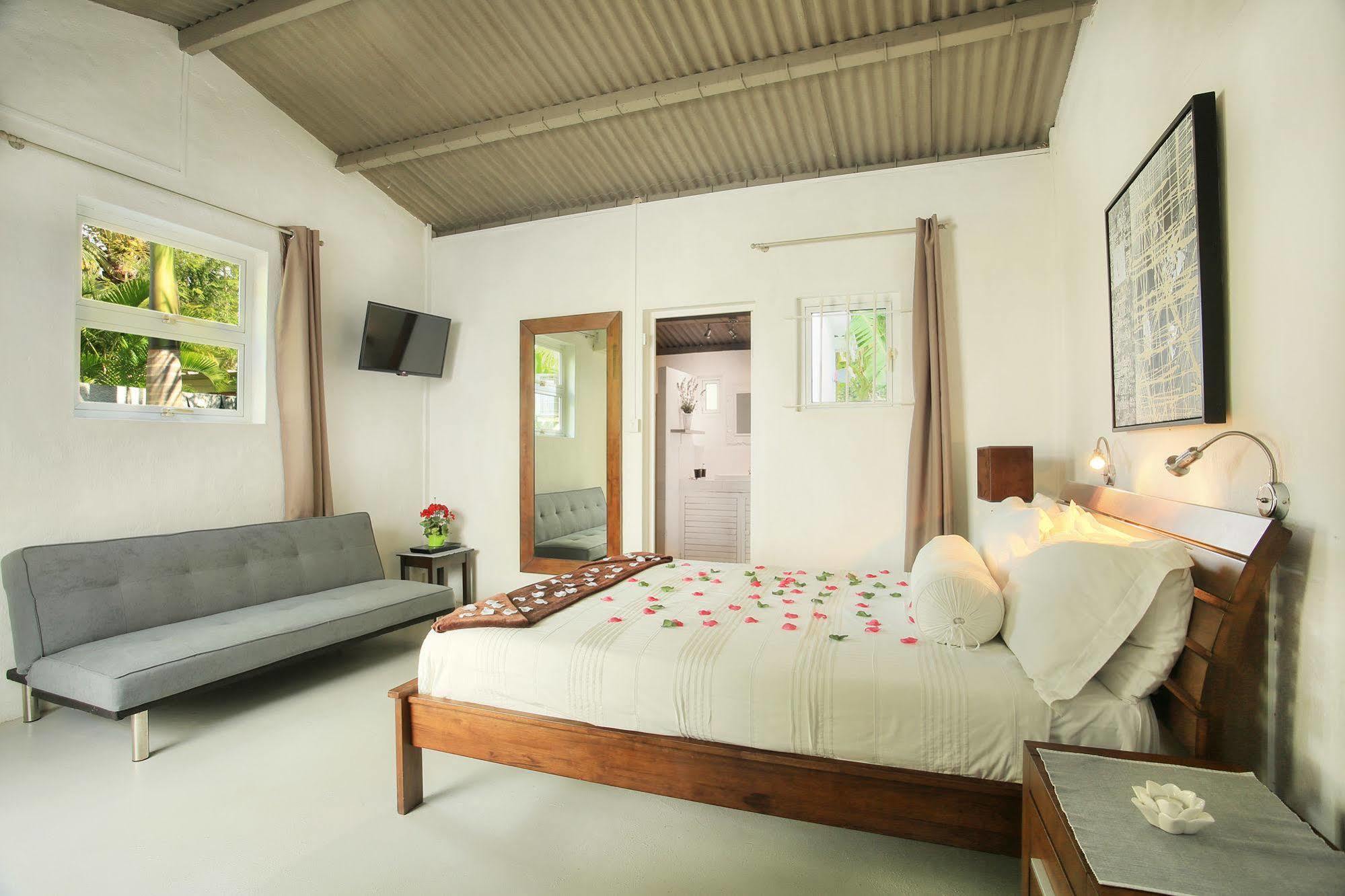 Esprit Libre Restaurant & Guest House Grand Baie Exterior photo